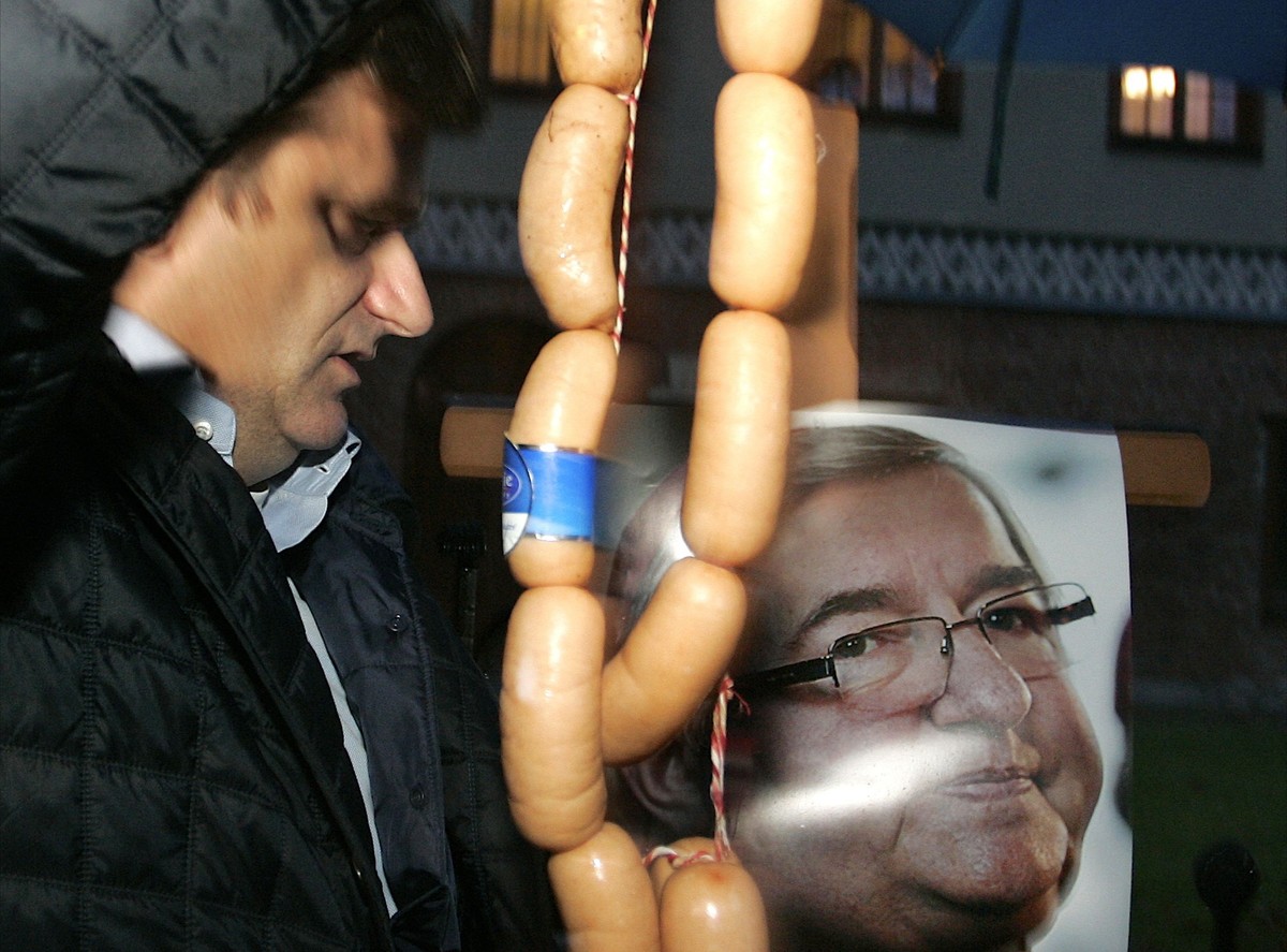 Janusz Palikot przed siedzibą metropolity w Gdańsku