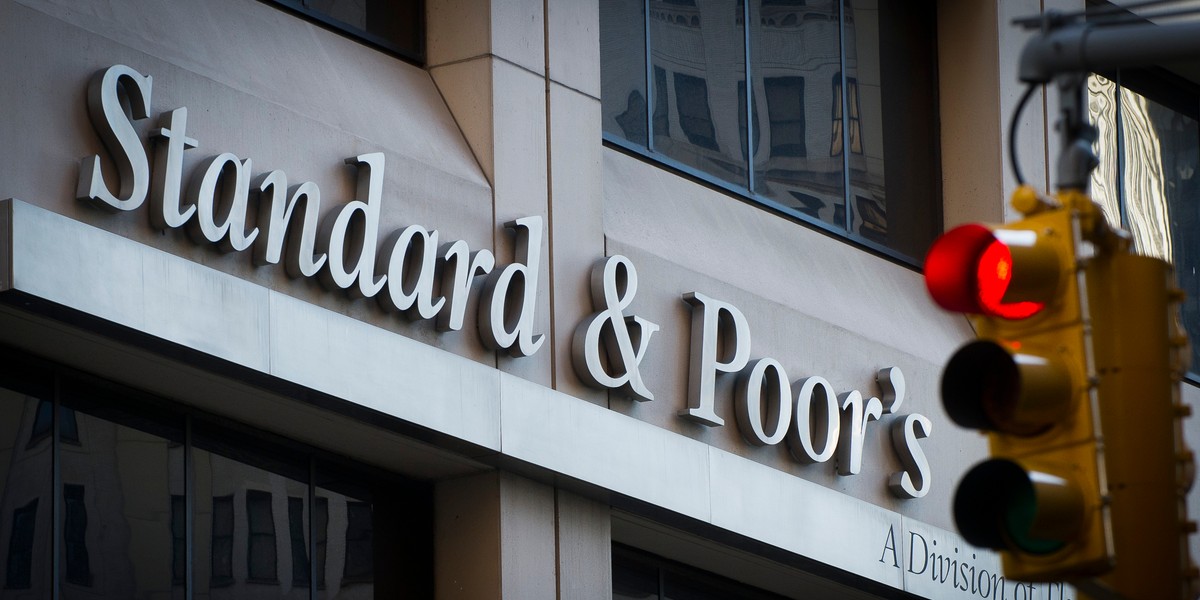 Agencja Standard & Poor's zapaliła czerwone światło optymizmowi odnośnie Polski. Podobnie zrobiła wcześniej Moody's. Polscy ekonomiści po ostatnich danych patrzyli na naszą rzeczywistość gospodarczą z większymi nadziejami.