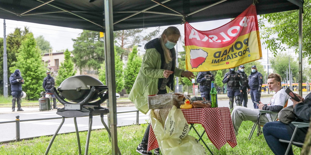 "Grill u Jarka". Happening pod domem Jarosława Kaczyńskiego