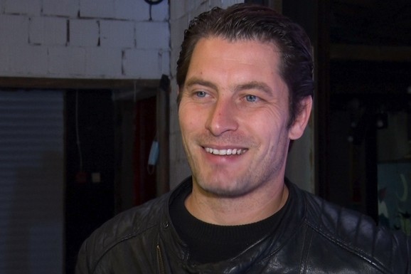 (Video) PETAR BENČINA SE VOZI GRADSKIM PREVOZOM Glumac pokazao kako zaista živi i izazvao reakcije: Bez trunke srama seo među "običan svet"