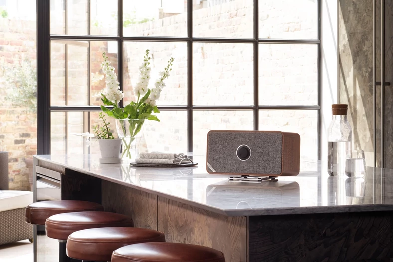 Ruark MRx Connected Wireless Speaker to elegancki i kompaktowy głośnik z obsługą Bluetooth oraz Wi-Fi, który obsługuje serwisy: Spotify, Deezer, Tidal i Amazon Music oraz może być sterowany z aplikacji instalowanej na urządzeniach z systemami Android i iOS