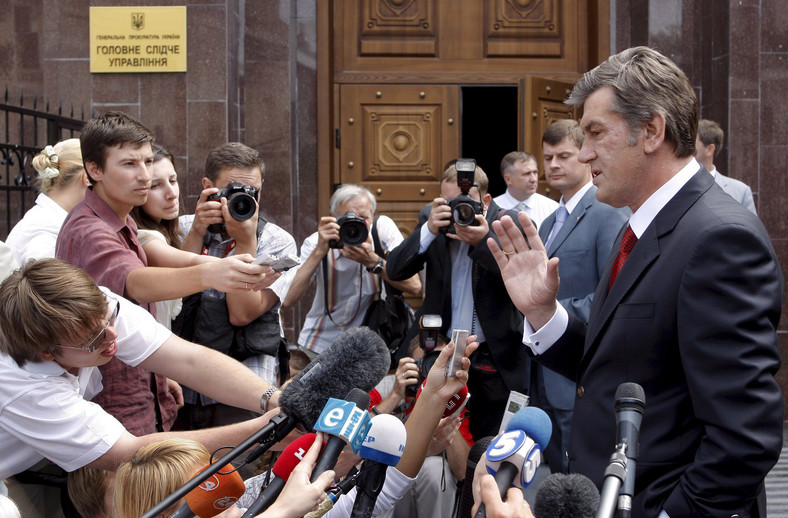 Wiktor Juszczenko rozmawia z dziennikarzami przed konferencją prasową w departamencie śledczym w Kijowie 22 lipca 2008 r. Juszczenko został wezwany przez prokuratora do złożenia zeznań w sprawie próby otrucia go podczas prezydenckiej kampanii w 2004 r.