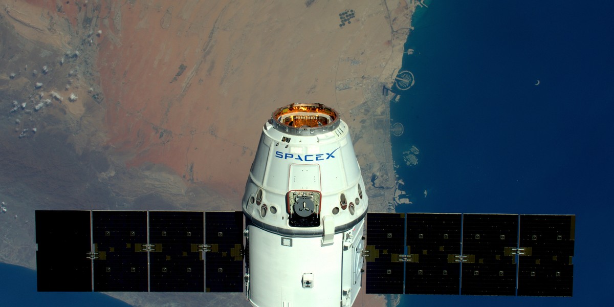 Dragon to statek kosmiczny należący do firmy SpaceX