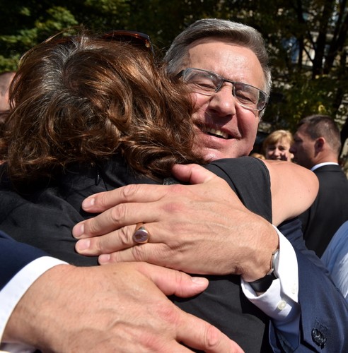 Prezydent Bronisław Komorowski podczas pożegnania z mieszkańcami stolicy na placu Konstytucji w Warszawie