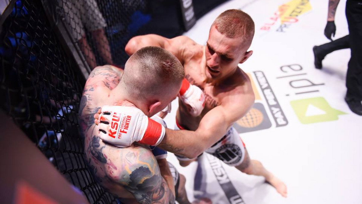 Marcin Wrzosek zanotował idealny start w federacji KSW. Po krótkiej przygodzie w UFC "Polish Zombie" powrócił do kraju i pokonał na gali KSW 35 Filipa Wolańskiego. Pojedynek trwał pełne trzy rundy i zakończył się jednogłośną decyzją sędziów. Wolański pokazał się z lepszej strony tylko na początku starcia, potem to Wrzosek skutecznie trafiał swojego rywala. "Polish Zombie" zasłużenie wygrał, a po walce wskoczył na siatkę i wyraźnie pokazał w kierunku Artura Sowińskiego, że ma wielką ochotę na jego mistrzowski pas.