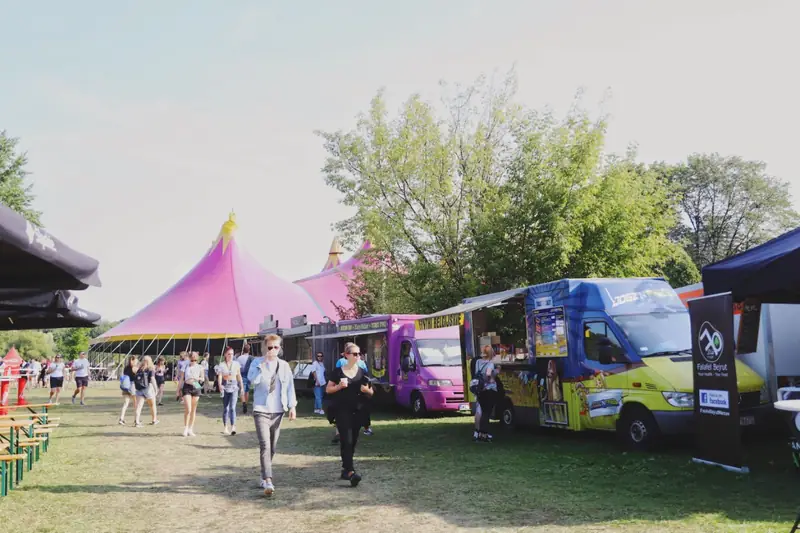 Jedna z gastro stref na Fest Festival