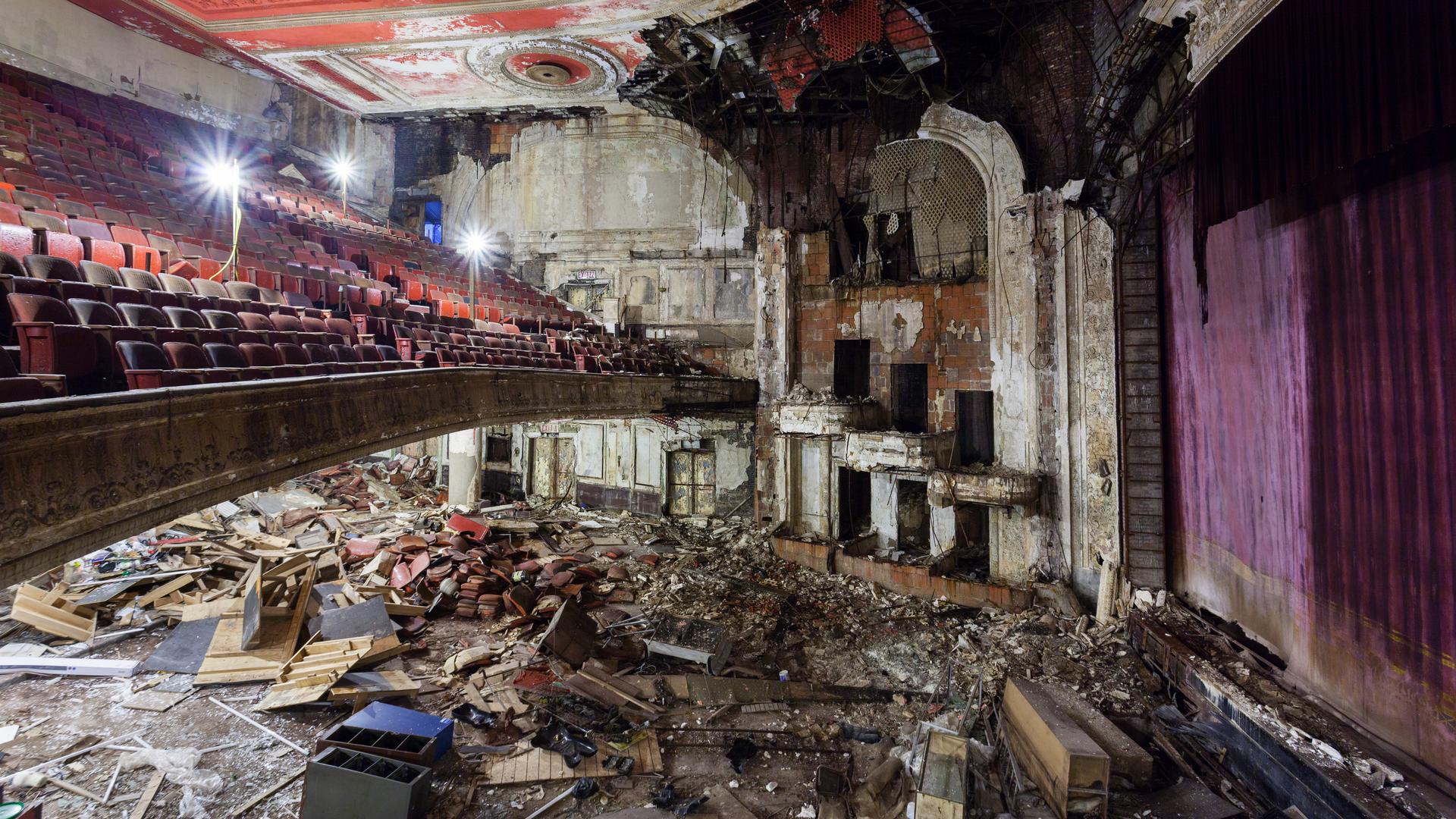 Театр после пожара. Театр Парамаунт Нью Йорк. Заброшенный театр. Заброшенный оперный театр. Разрушенный театр.