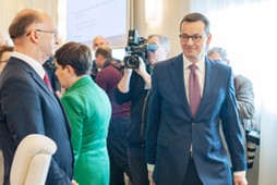 Piotr Wawrzyk i Mateusz Morawiecki na posiedzeniu rządu