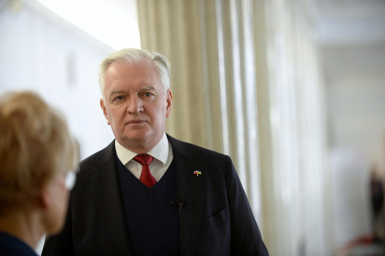 Braku zgody na głosowanie korespondencyjne nigdy Jarosławowi Gowinowi nie wybaczył Jarosław Kaczyński. Gdy tylko przestał być mu potrzebny, prezes PiS pozbył się go z rządu i przejął stworzoną przez Gowina partię Porozumienie.