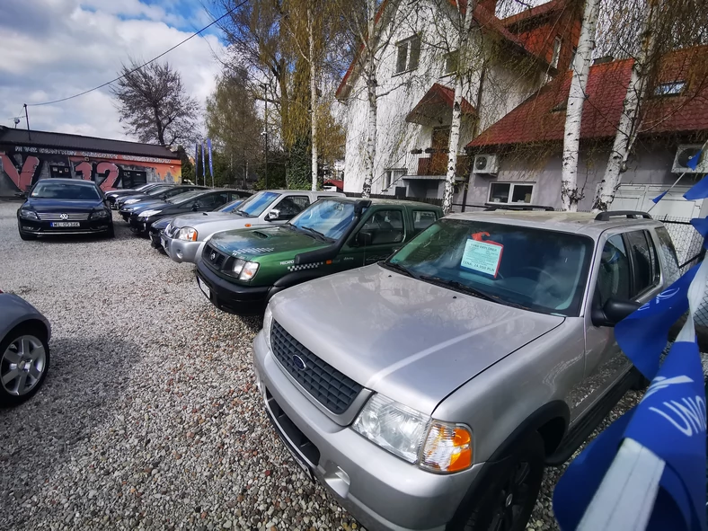 Na pierwszym planie Ford Explorer rocznik 2002