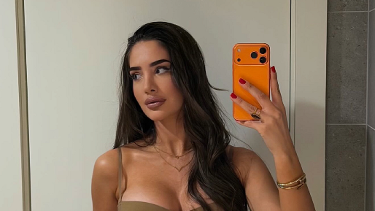 POMIRILA SE SA GASTOZOM I SNIMA SE U WC-U U USKOM I KRATKOM Dekolte puca! Anđela Đuričić u vrelom izdanju (VIDEO)