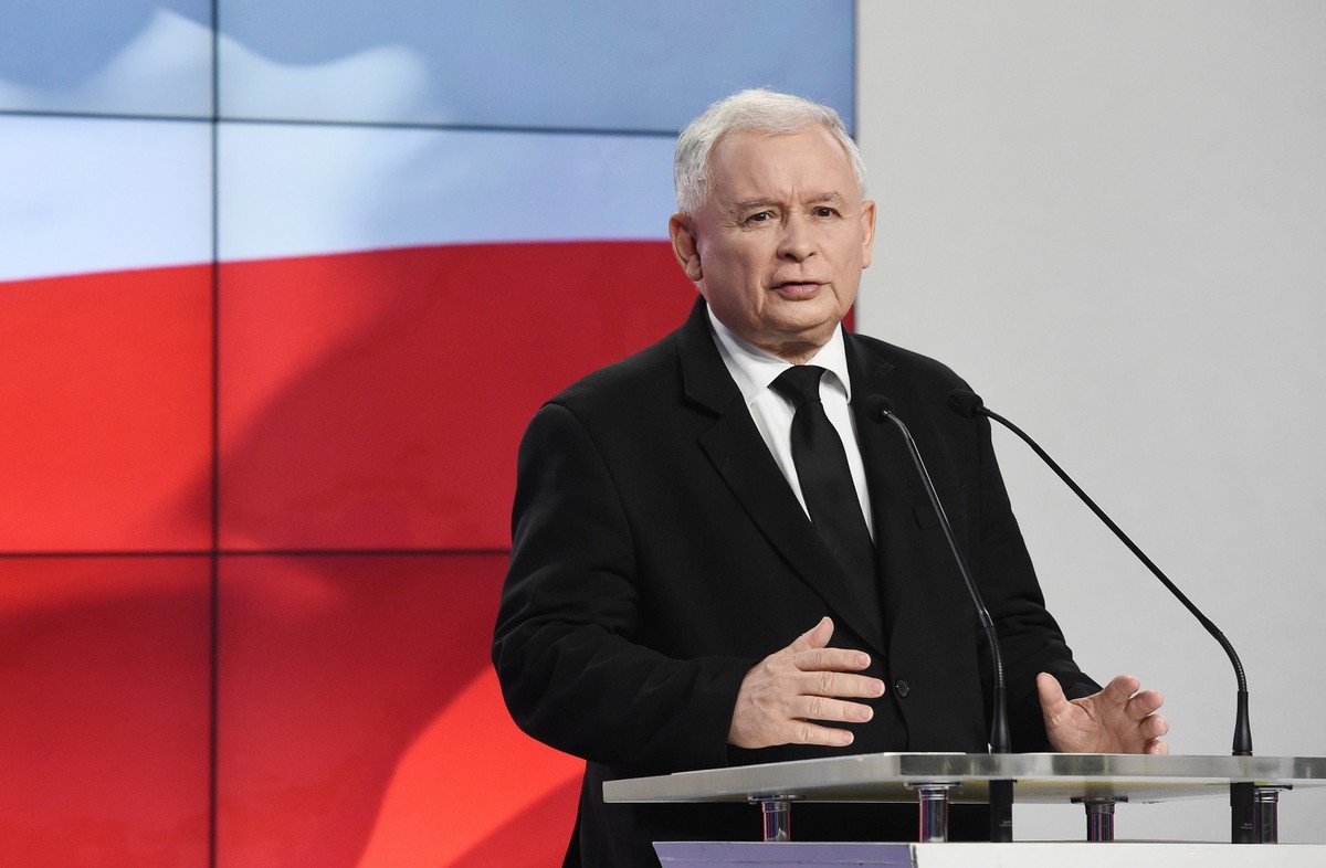 "To jest bardzo poważny problem i jedno z zadań rządu. Rząd powinien podjąć wysiłek, żeby bronić opinii Polski na świecie, nieporównywalnie bardziej efektywnie, niż jest to robione w tej chwili. To nie jest niemożliwe. Należałoby podjąć decyzje o zmianie funkcjonowania pewnych instytucji. Głównie MSZ. W jakiejś części też KPRM"