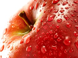 Pryskane jabłka mogą być pokryte groźnymi drożdżakami odpornymi na większość leków [BADANIE]