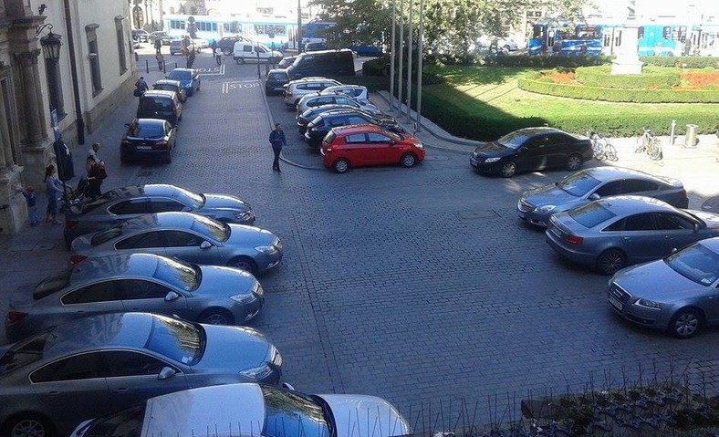 Parking przed magistratem w Europejski Dzień bez Samochodu, fot. Krowoderska.pl