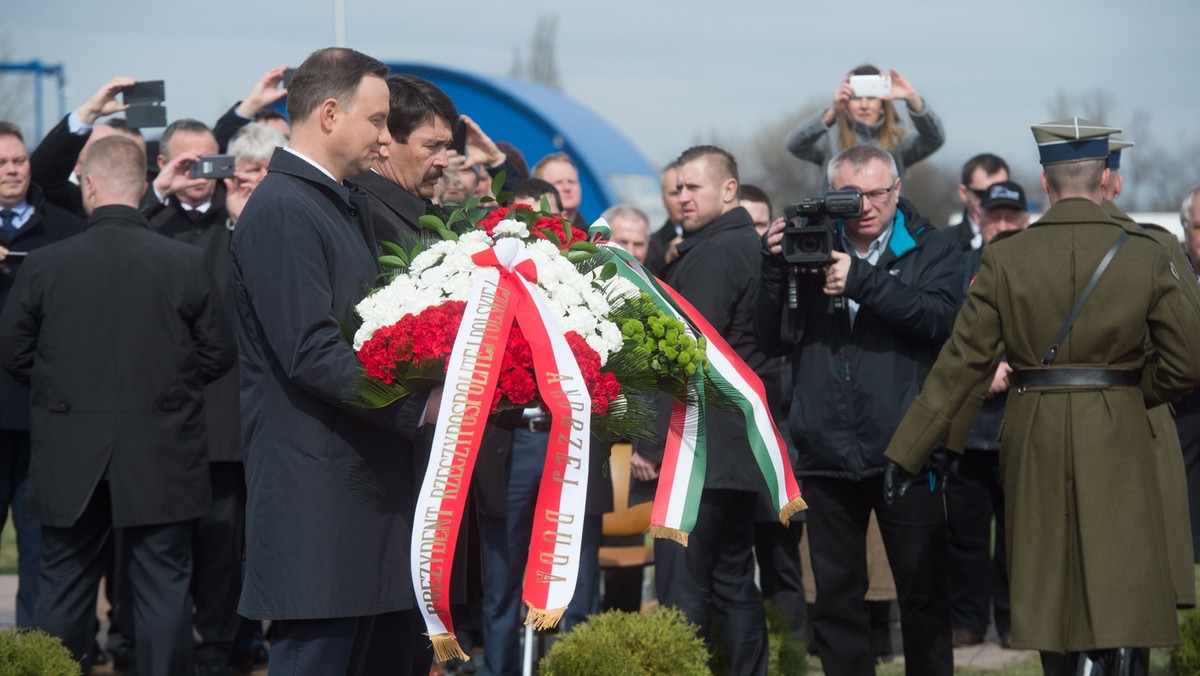 Z całą pewnością w panteonie tych, którzy posunęli naprzód cywilizację XX wieku jest pilot Eugeniusz Sziklay - powiedział prezydent Andrzej Duda, który wraz z prezydentem Węgier Janosem Aderem uczestniczył w odsłonięciu tablicy upamiętniającej węgierskiego pilota i pioniera spadochroniarstwa.