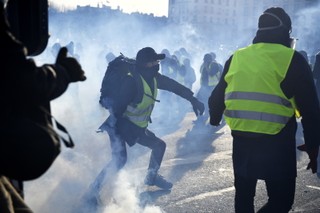 Macron rozważa całkowity zakaz demonstracji na Polach Elizejskich