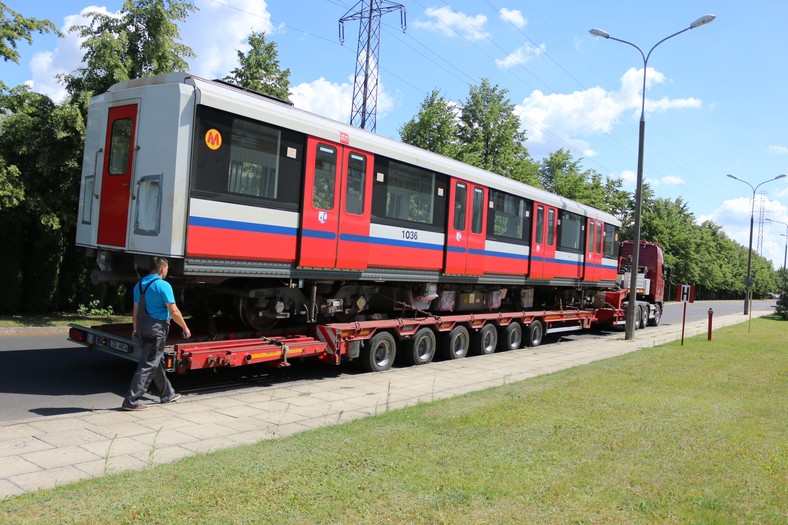 Dziś załadowano pierwszy wagony na lawetę