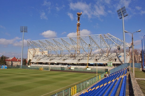 Stadion miejski w Bielsku Białej ma pomieścić ponad 15 tys. widzów i powinien być gotowy do końca 2014 roku. Koszt inwestycji to ponad 90 mln złotych. Eksperci obawiają się, że stawiając stadiony, wiele samorządów zaciska sobie pętlę wokół szyi. – Na pewno miasta takie jak Zabrze będą miały problem z zapełnieniem trybun. Przecież nawet stadion miejski we Wrocławiu ma kłopot z wypełnieniem na poziomie 40 proc., a stadion Legii, bodaj najmodniejszego klubu w Polsce, bardzo rzadko zbliża się do 100 proc. – mówił w rozmowie w DGP Marcin Diakonowicz, ekspert z firmy doradczej Deloitte. Źródło: UM Bielsko-Biała