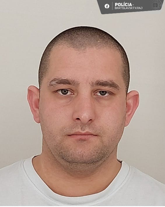 Polícia pátra po násilníkovi.