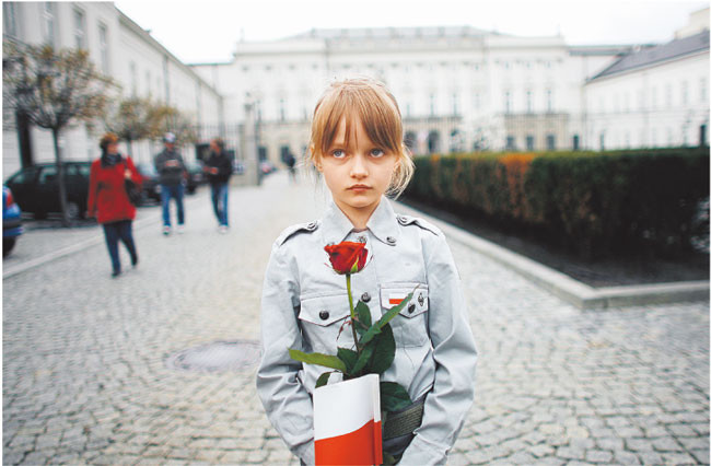 10 kwietnia, Warszawa, godz. 17. Pod Pałacem Prezydenckim na Krakowskim Przedmieściu spontanicznie zebrali się warszawiacy, oddając hołd poległym w katastrofie Fot. Jerzy Dudek/FOTORZEPA