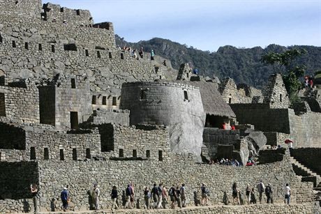 Tourists visit the Inca citadel of Machu Picchu in the Peruvian department of Cusco, 23th June 2007. Machu Picchu was named on July 7th, 2007, as one of the new Seven Wonders of the World at a ceremony in Lisbon. A private Swiss foundation launched the contest in January 2007, allowing Internet and telephone voters to choose between 21 sites short-listed from 77 selected by a jury. It said it had gathered nearly 100 million votes by the end of polling at midnight Friday.  AFP PHOTO/Eitan ABRAMOVICH