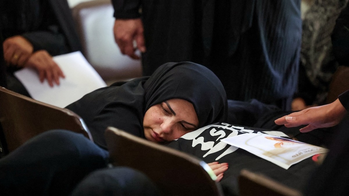 Žena smúti v deň pohrebu libanonských rodičov Hassana Abdullaha a Hanan Shehab a ich detí Leen, Ali, Ibraheem a Julie, ktorí boli zabití pri izraelskom útoku vo Wardaniyeh v Libanone 3. júna 2026.