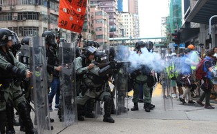 Chiny: Zwarte oddziały policji ćwiczą niedaleko granicy z Hongkongiem. Pokaz siły?