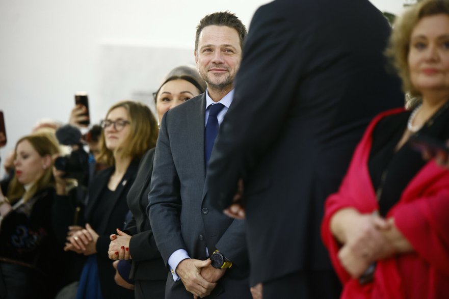 Magdalena Biejat (na drugim planie w okularach) i Rafał Trzaskowski