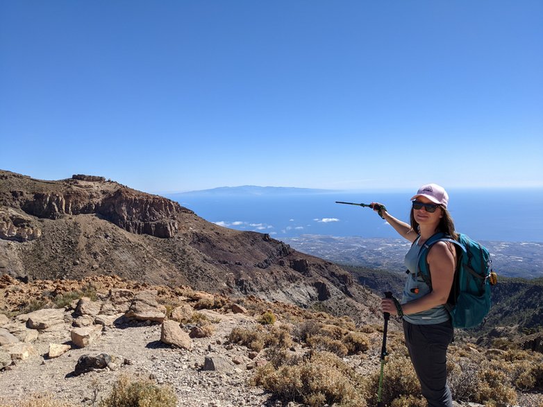 Park Narodowy Teide. Trasa z przełęczy Degollada de Guajara w kierunku Alto de Guajara. W oddali widoczna sąsiednia wyspa: Gran Canaria.