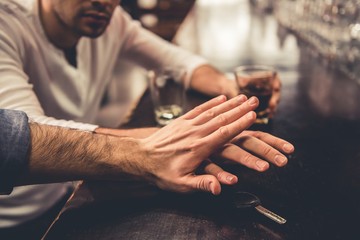 A legjobb, ha az autósok saját és mások érdekében törvénykövetőek: ne kockáztasson a vezetéssel, tegyen le a járművezetésről már az első pohár után.
