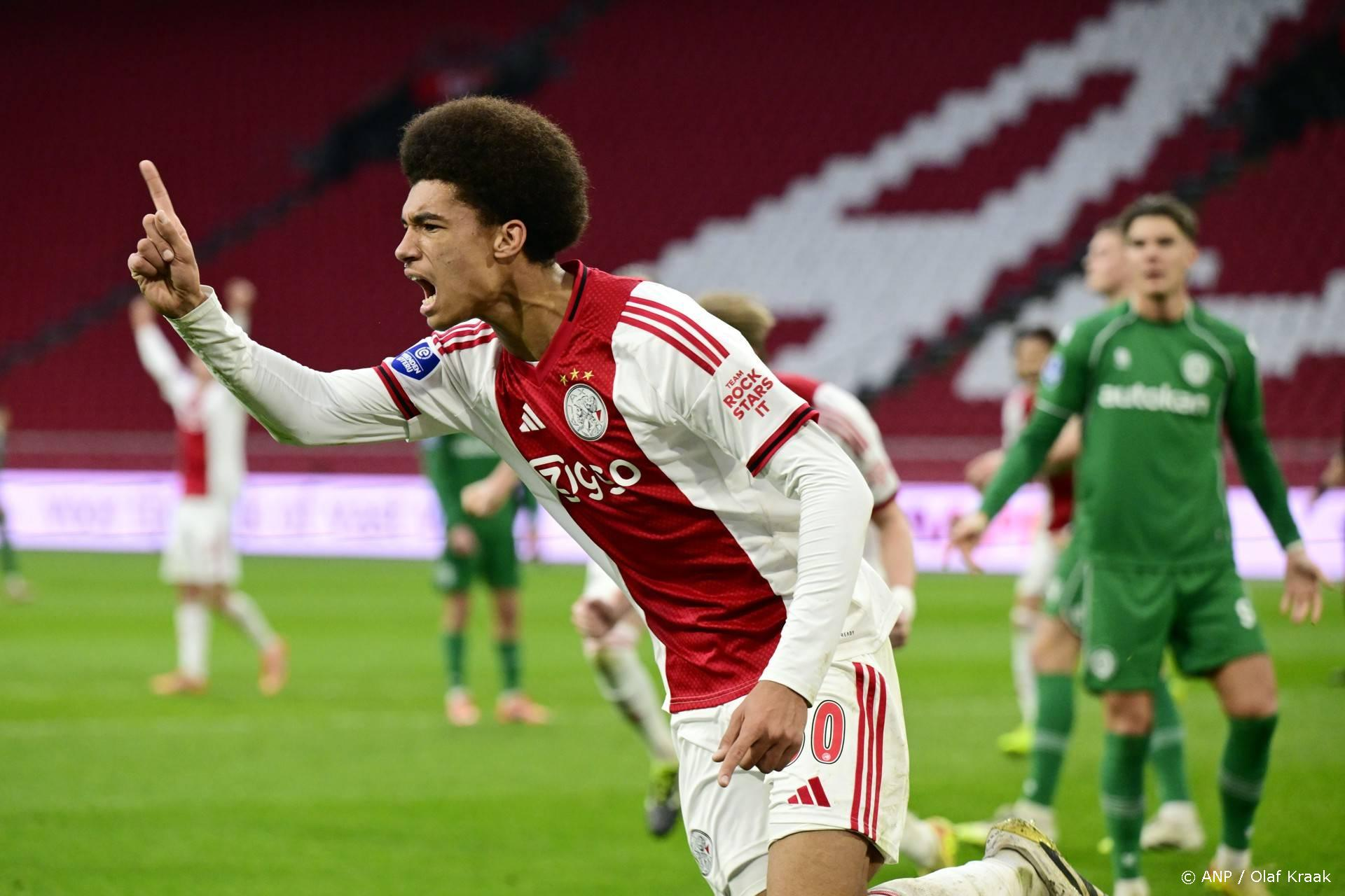 Ajax voorkomt historisch clubrecord: 2-0 in de lege ArenA na vuurwerk-chaos