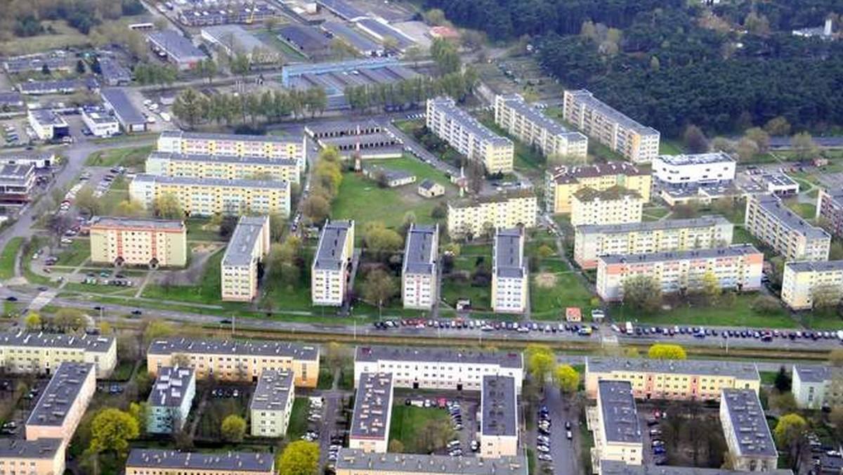 Filip Springer, reporter i fotograf, autor książek: "Miedzianka, historia znikania", "Zaczyn", "Źle urodzone" i "Wanna z kolumnadą", opowiada o centrach miast, przedmieściach, płotach i kredytach na 40 lat. Czyli, jak się buduje i mieszka w Polsce? Springer opowiada też o Bydgoszczy.