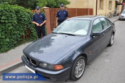 Uwięziła dziecko w BMW i poszła na zakupy