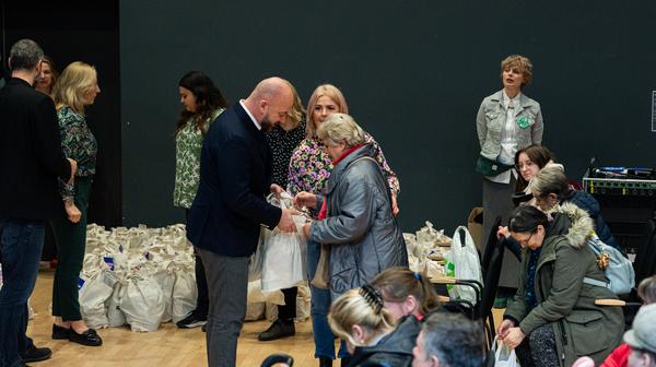 Przed Wielkanocą do potrzebujących trafiło 1500 paczek o wartości około 200 tys. zł. Ci ludzie otrzymali też wsparcie mentalne i pewność, że nie zostaną sami ze swoimi problemami. 