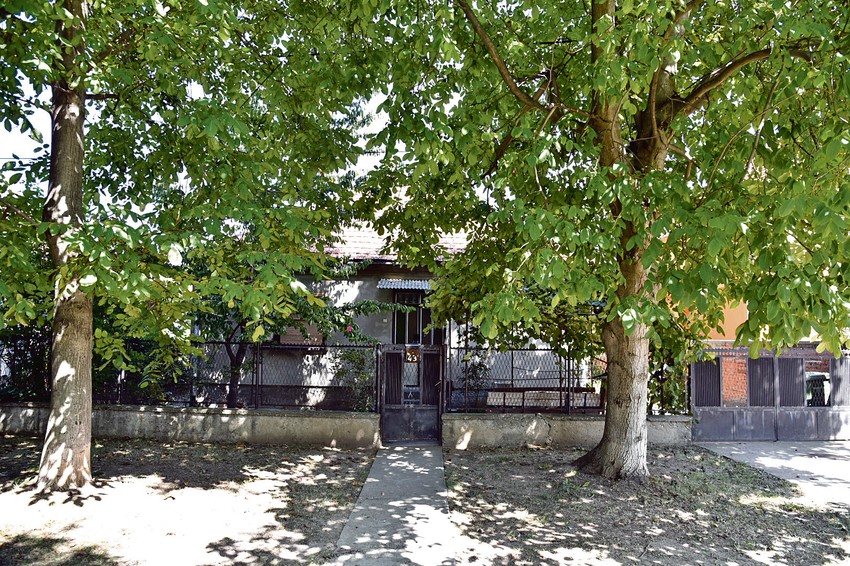 Kuća Dimkovića u Jakovu posle nesreće zavijena u crno