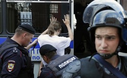 Wielka demonstracja w Moskwie. Policja zatrzymała ponad tysiąc osób [WIDEO]