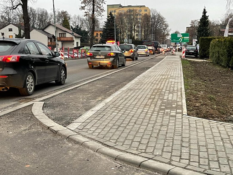 Ścieżka rowerowa w ciągu DW 939 (ul. Cieszyńska) w Pszczynie w budowie - 11.2022 · fot. pless.pl