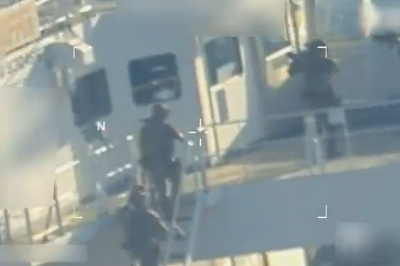 (VIDEO) "UBICE, LOPOVI!" Pogledajte upad američkih specijalaca na tanker pun nafte kod Venecuele: Karakas BESNI!