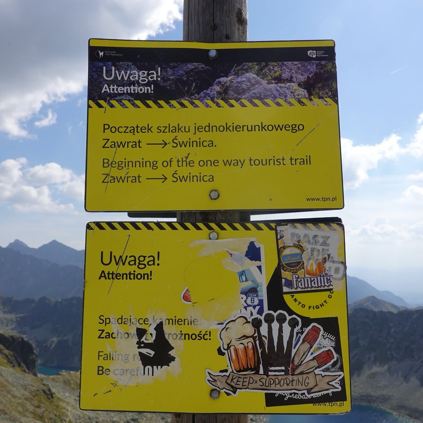 Vandali ničia horské značenie nálepkami.