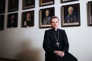 Najmłodszy biskup w Polsce: Zarabiam około 3500 zł na rękę [WYWIAD]