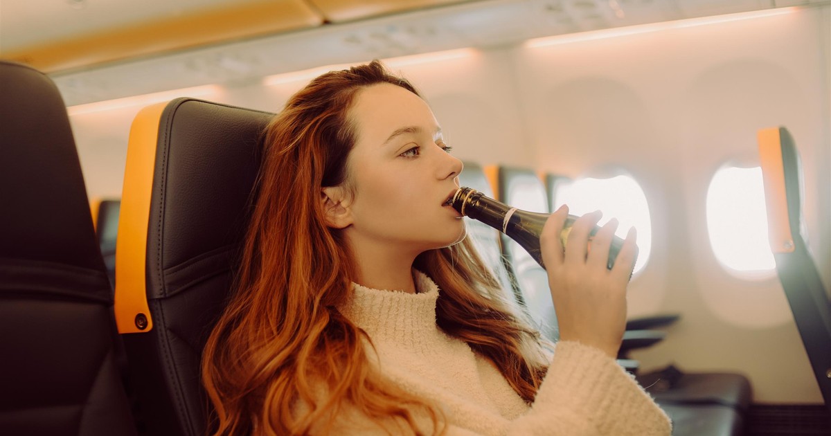 Eksperci ostrzegają przed poważnymi skutkami picia alkoholu podczas lotu. Niektóre są nieoczywiste