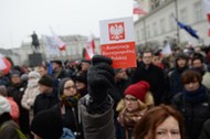 protestujący przed Pałacem Prezydenckim