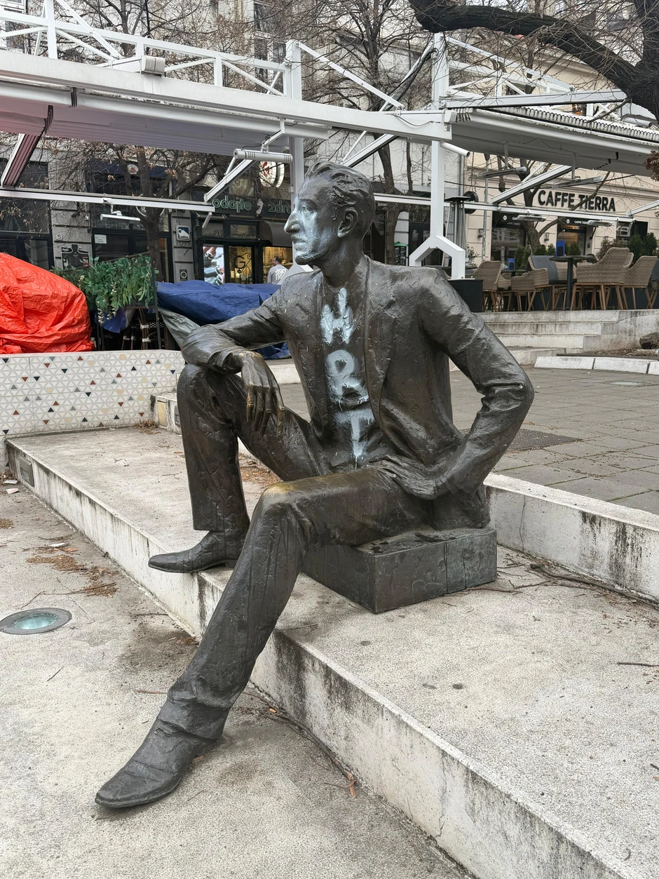 Spomenik je išaran belom farbom