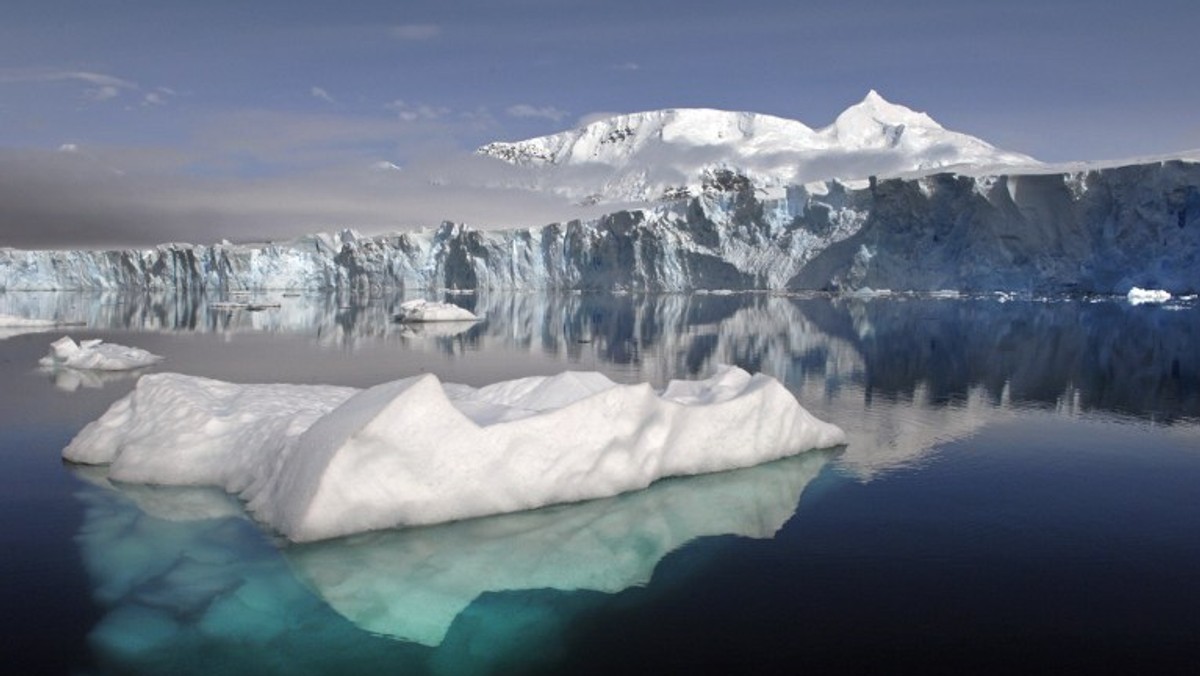 Antarktyda, Adelaide Island, lodowiec Sheldon Glacier i Mount Barre w tle, widok z Zatoki Ryder w pobliżu Stacji Badawczej Rothera