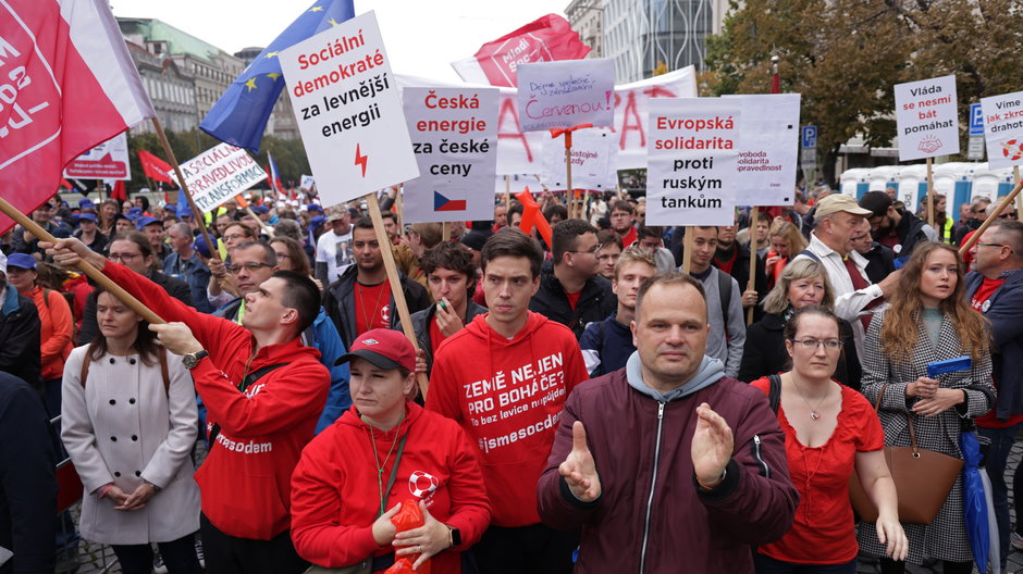 Protestujący w Pradze biorą udział w demonstracji zorganizowanej przeciwko rosnącym kosztom życia w całym kraju