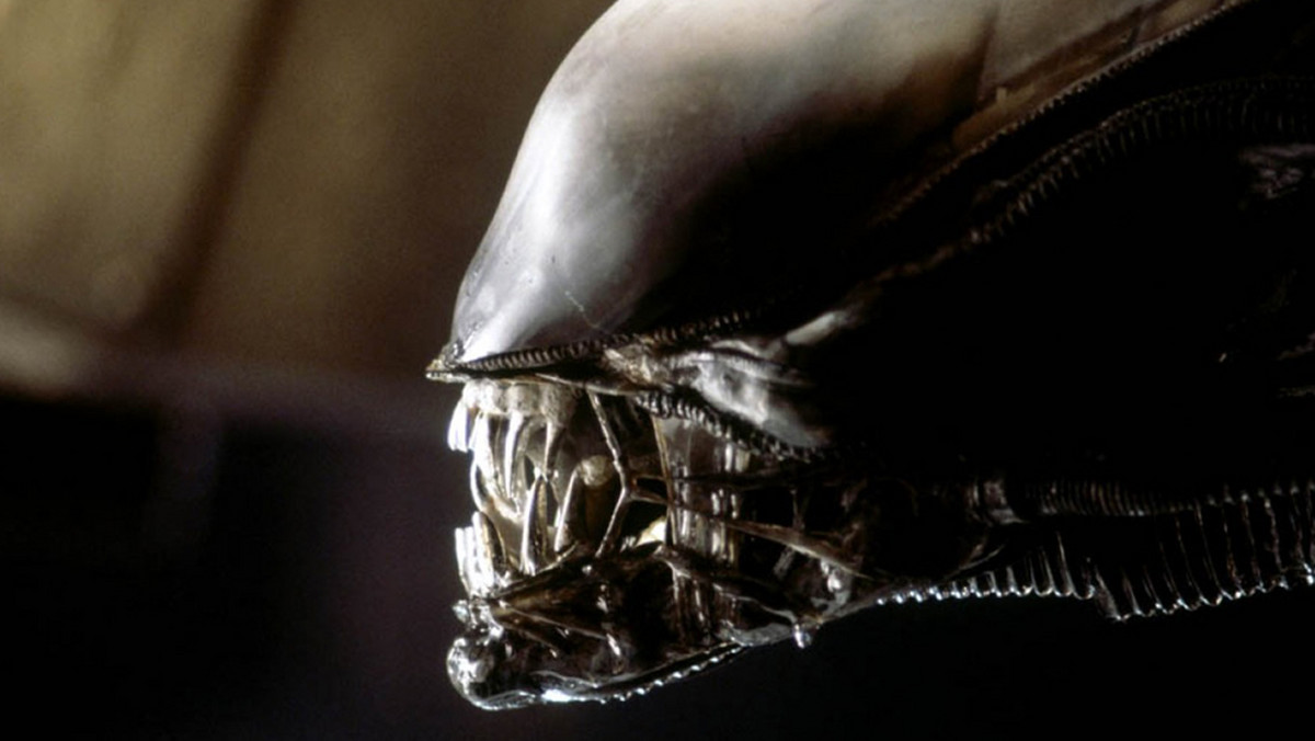 25 maja 1979 roku świat poznał najokropniejszą kosmiczną kreaturę i najbardziej zdradziecką korporację. Trzydzieści pięć lat temu do kin trafił „Alien” – film znany w Polsce pod wdzięcznym tytułem „Obcy – ósmy pasażer Nostromo”.