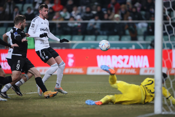Zawodnik Legii Warszawa Tomas Pekhart strzela bramkę na 2:2 podczas meczu 20. kolejki piłkarskiej Ekstraklasy z Cracovią