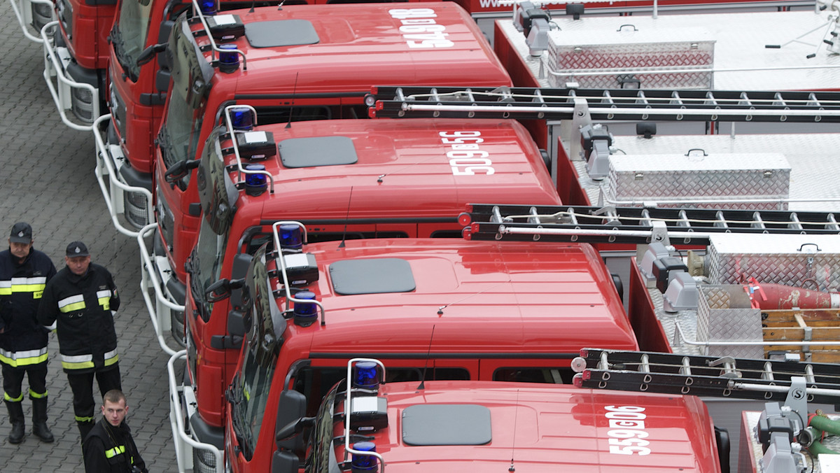 W całej Polsce punktualnie w południe na minutę zawyły syreny. To kolejny etap protestu służb mundurowych, które domagają się podwyżek dla wszystkich, a nie tylko dla policjantów i żołnierzy, co zapowiedział premier Donald Tusk w swoim exposé.