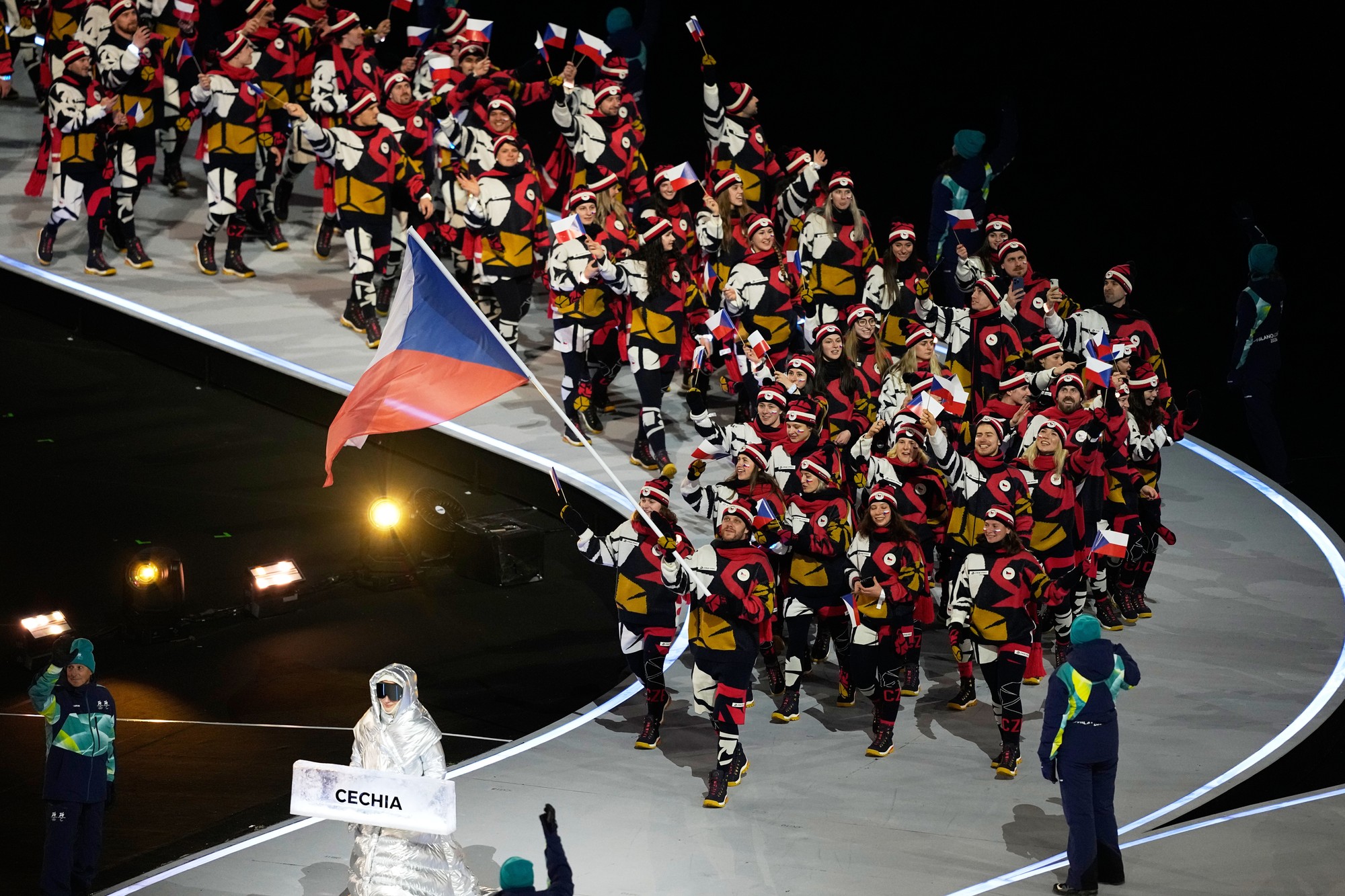 Českí olympionici počas otváracieho ceremoniálu zimných olympijských hier v Miláne. 