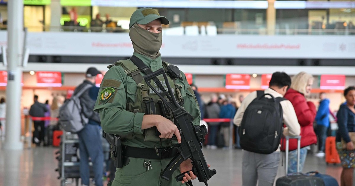 "Mam granat!". Popłoch na lotnisku Chopina. Do akcji wkroczyli pirotechnicy